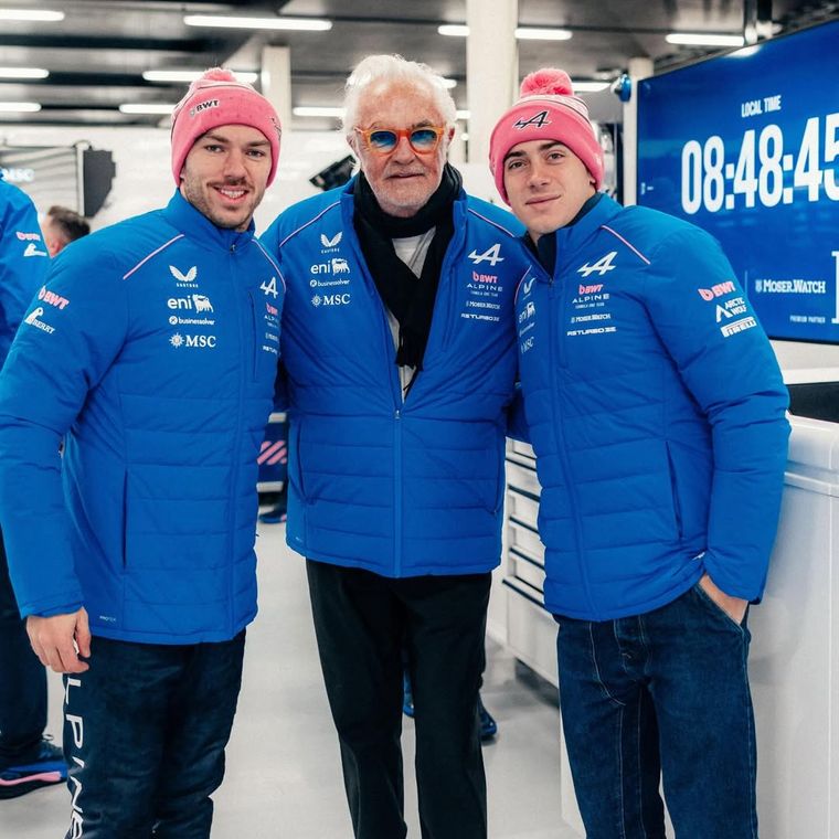 “Junto con el equipo para las primeras vueltas del A526 en Silverstone”, posteó Flavio Briatore, mandamás de Alpine, en su cuenta de Instagram. “Junto con el equipo para las primeras vueltas del A526 en Silverstone”, posteó Flavio Briatore, mandamás de Alpine, en su cuenta de Instagram.