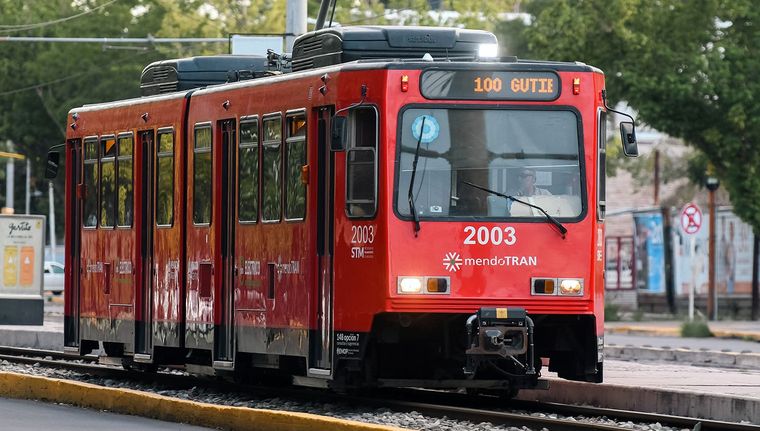 Metrotranvia Mendotran Transporte publico (4).jpg sube