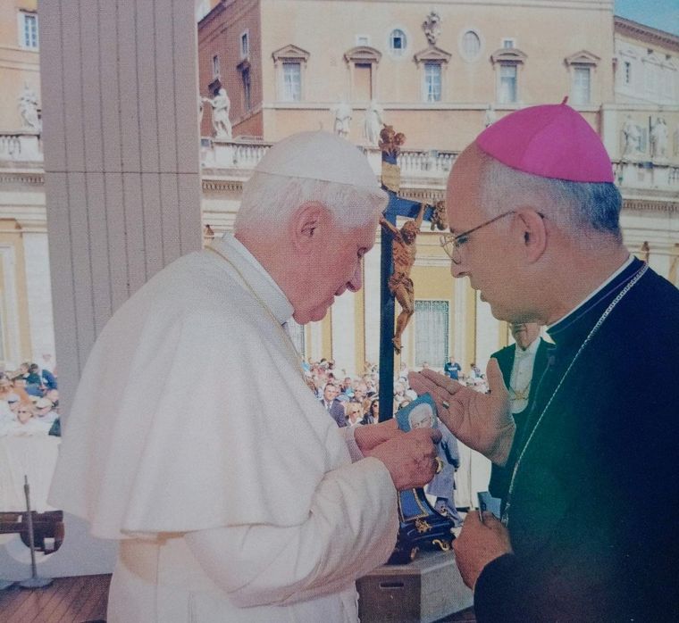 Monseñor Santiago junto al Papa Benedicto XVI, mostrándole una imagen del Cura Brochero.