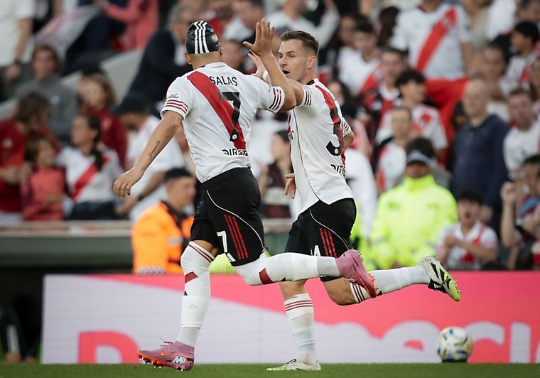 Giuliano Galoppo marcó el 1-1 de River ante Riestra y lo celebra con Salas.