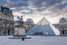 Louvre ha sido una fortaleza medieval, un castillo, un palacio y desde hace más de dos siglos un museo.