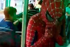 Spiderman tras ser alcanzado por el gas pimienta Foto: Gentileza TSN Necochea Spiderman tras ser alcanzado por el gas pimienta Foto: Gentileza TSN Necochea