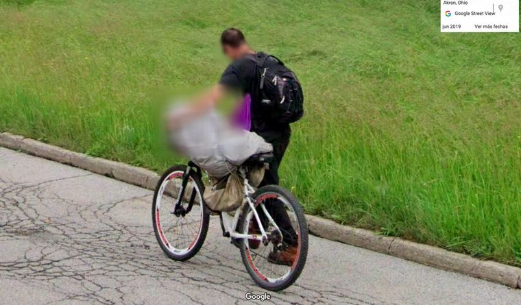 foto Google Street View Una de las imágenes del hombre y su bicicleta. Foto: GoogleStreetView