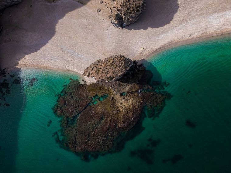 La playa de Almería que gana popularidad por sus aguas cristalinas. La playa de Almería que gana popularidad por sus aguas cristalinas.