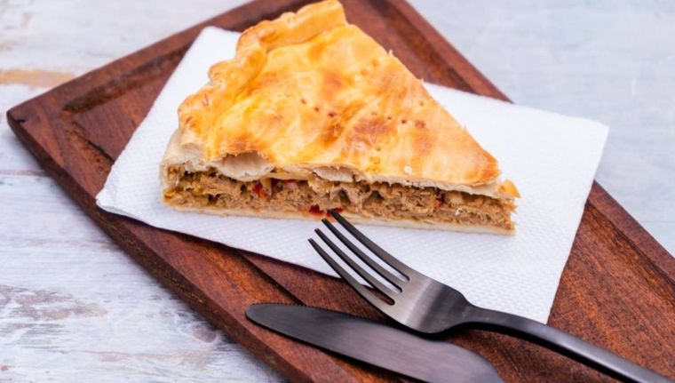 Cómo preparar una deliciosa tarta casera de atún (Shutterstock).