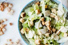 Agasaja a tus invitados con esta deliciosa ensalada César Foto: Alimente