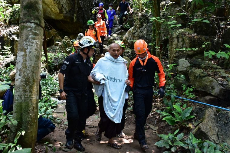 Phra Manas siendo rescatado luego de estar 4 días en una cueva. Foto: La Nueva Radio Ya