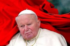 Foto del 24 de marzo de 2004 del papa Juan Pablo II mientras, presidiendo una audiencia general de los miércoles en Ciudad del Vaticano. Foto: Efe.