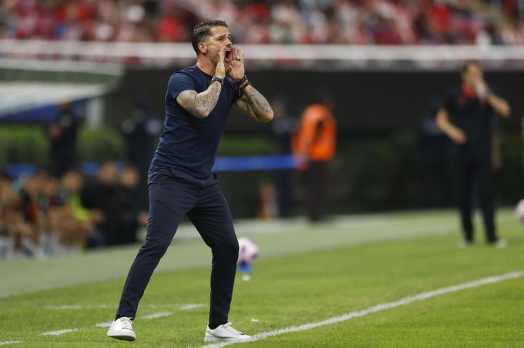 Fernando Gago perdió en su debut como DT de Necaxa y se cruzó con un periodista en conferencia.