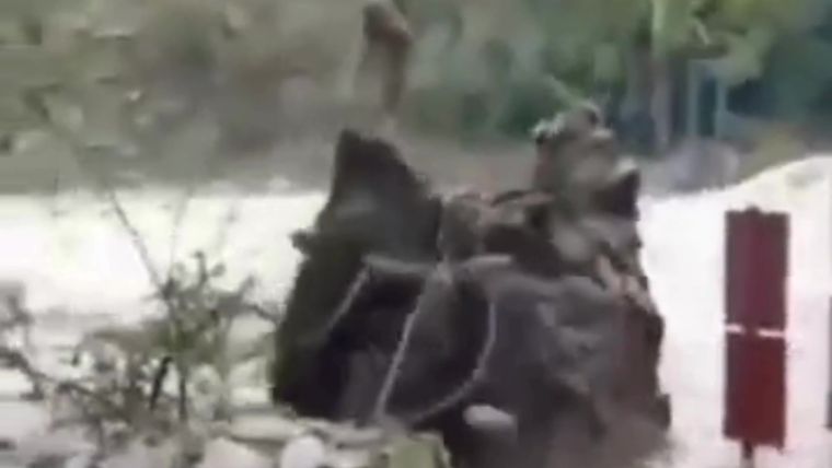 Tras las lluvias, una histórica crecida del río Los Reartes se llevó el puente colgante en Villa Alpina