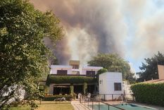 El incendio está muy activo entre Carlos Paz y San Antonio de Arredondo, en dirección al sur del barrio “400 Viviendas. Foto: Gabriela Yalangozian / MDZ