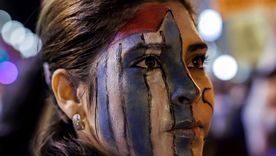 Una mujer en Cuba, en una concentración contra las políticas del Gobierno del presidente Miguel Díaz-Canel. Foto Dpa Una mujer en Cuba, en una concentración contra las políticas del Gobierno del presidente Miguel Díaz-Canel. Foto Dpa