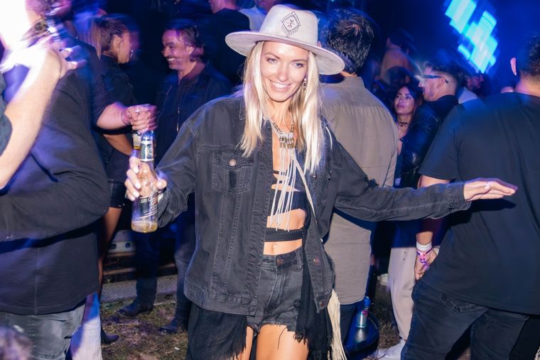 Arcana se volvió la fiesta elegida por los mendocinos y el escenario donde lo dejan todo creando looks. Mirá todos los outfits acá. Foto: Santiago Tagua/MDZ