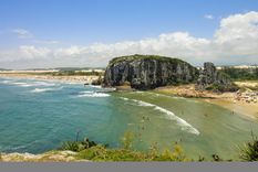 Esta playa posee aguas cristalinas y morros, característicos de Brasil Foto: Shutterstock