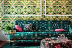 Un living con una decoración con estampados. Fuente: .janeclayton.com