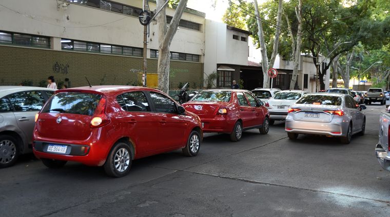 Doble fila y balizas, el combo recurrente de las arterias aledañas a las escuelas. Foto: ALF PONCE MERCADO / MDZ