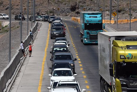 Cada verano se registran demoras para cruzar a Chile. Cada verano se registran demoras para cruzar a Chile.