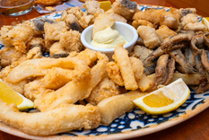 Esta receta es tan representativa de Andalucía que incluso existe un día dedicado al pescaíto frito en varias ferias gastronómicas donde se rinde homenaje a esta receta tradicional.
