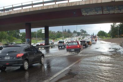 MDZol | Histórico. La inundación bajo el puente de los Accesos Este y Sur. Foto: Mdz