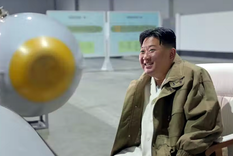 Kim Jong un Kim posa junto al nuevo dron que su país ya ha probado. Foto: Kcna.