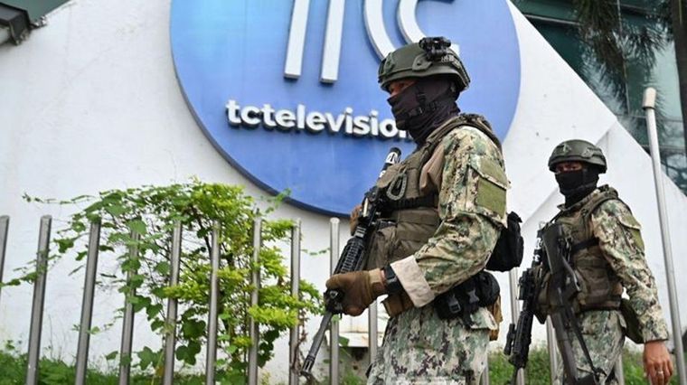 El 9 de enero, un grupo armado ingresó a las instalaciones de TC Televisión y mantuvo a los empleados del canal como rehenes Foto: GETTY IMAGES