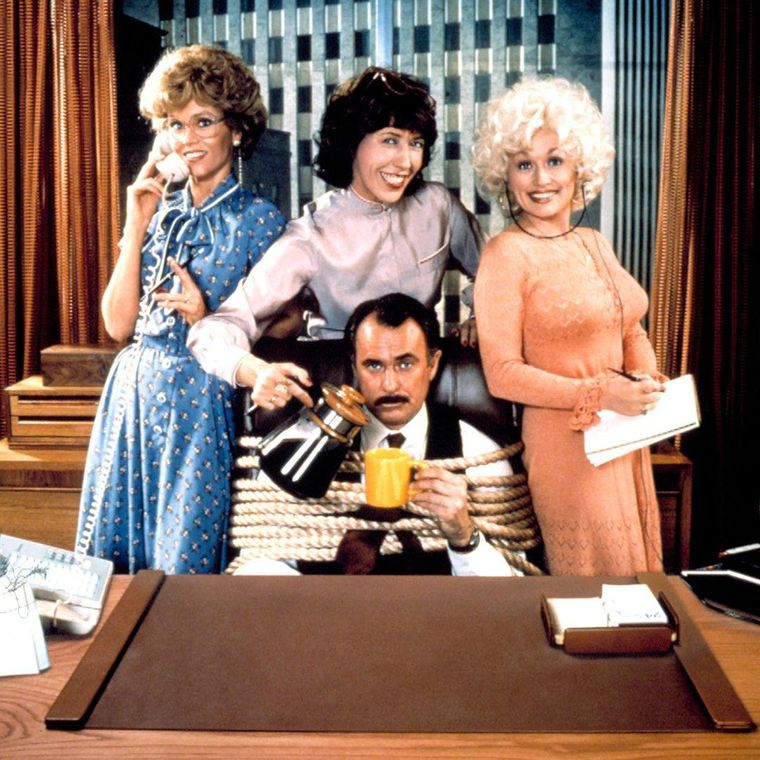 La comedia ambientada en el lugar de trabajo "9 to 5" estuvo protagonizada por Jane Fonda, Lily Tomlin, Dolly Parton y Dabney Coleman.