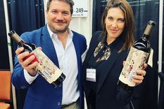 Pablo Piccolo y Andrea Núñez, de Catena Zapata, en una feria ofreciendo Malbec Argentino. Foto: Instagram