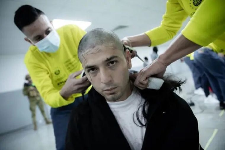 Al menos 200 venezolanos fueron deportados desde EE.UU. hacia El Salvador para ser recluidos en el Centro de Confinamiento del Terrorismo, Cecot. Foto: BBC