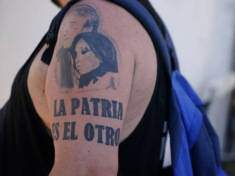 Cristina y Néstor, tatuados para siempre en la piel de sus fieles.
