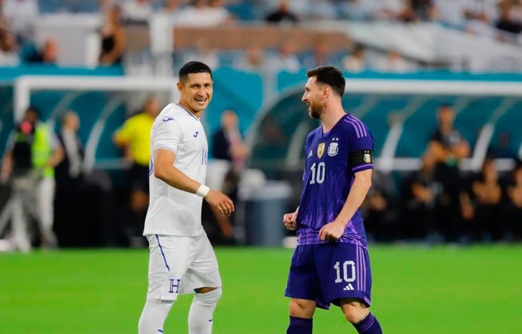 Messi y a su lado Castellanos, una postal repetida en el Argentina 3 - Honduras 0 (foto: @kameloki).