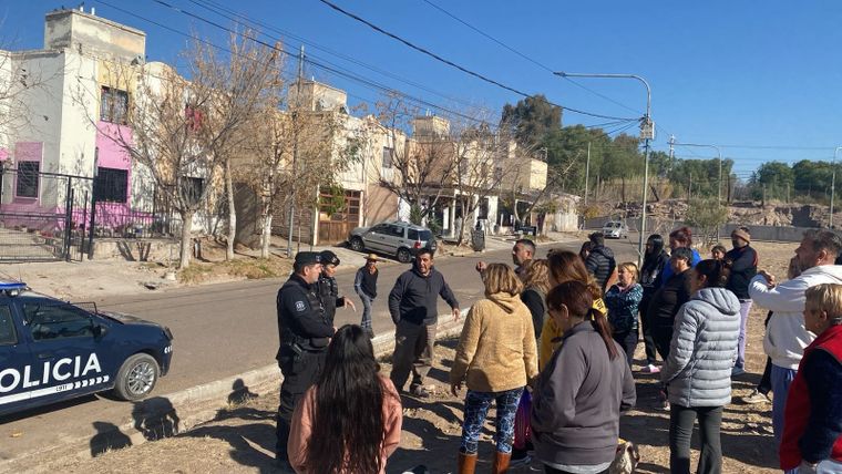 Los vecinos de Godoy Cruz, la protesta contra la utilización de un predio y la intervención de la policía. 