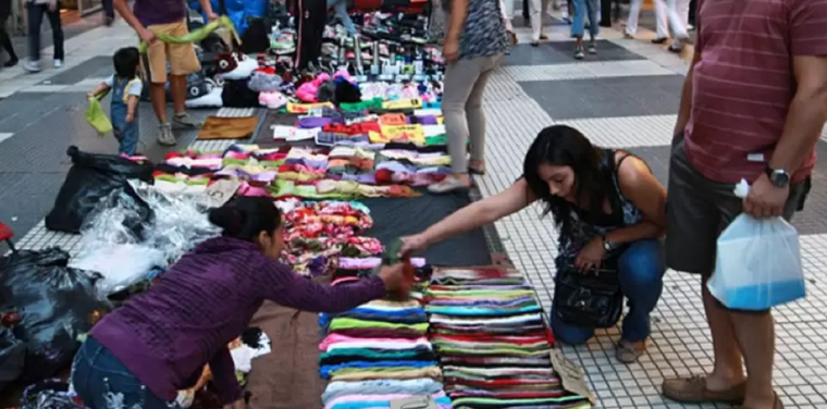 La importación de ropa usada se transformó en una tendencia creciente en el país y amenaza a la industria local, que debe competir contra precios irrisorios.&nbsp;