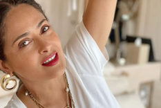 Salma Hayek sabe siempre cómo dar en la tecla de los must de temporada. Foto: Instagram @salmahayek Salma Hayek sabe siempre cómo dar en la tecla de los must de temporada. Foto: Instagram @salmahayek