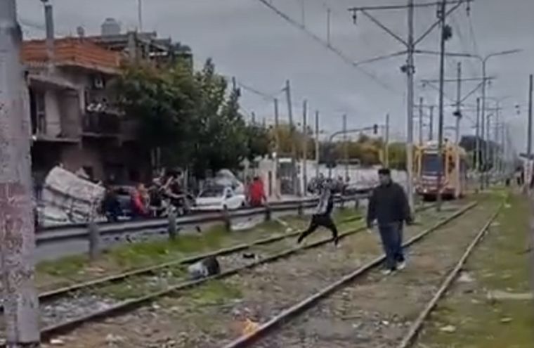 Vecinos y carreros atacaron con piedras a la Policía de la Ciudad en Villa Soldati Foto: Captura de video
