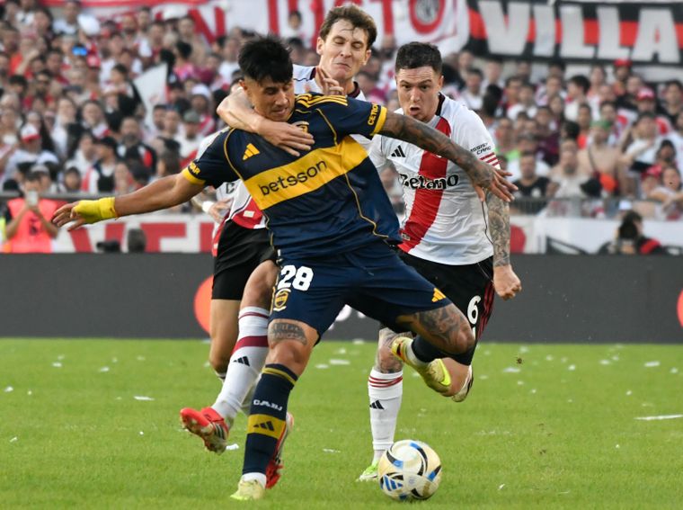 Adam Bareiro cubre el balón mientras Facundo Colidio le hace falta. El delantero paraguayo habló sin filtro sobre el penal que ejecutó Paredes y contó cómo lo trataron los hinchas de River.
