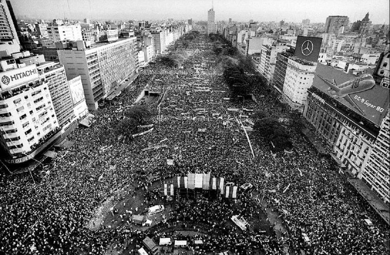 40 años de democracia La Avenida 9 de Julio repleta para escuchar al candidato por el radicalismo Foto: Facebook