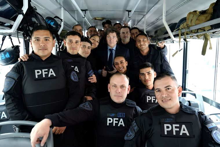 Javier Milei con efectivos de la Policía Federal Foto: Prensa Javier Milei