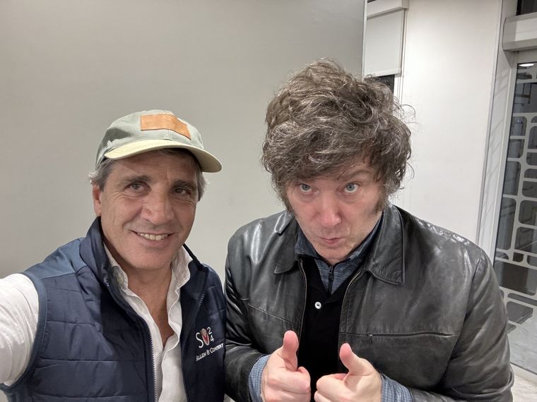 El índice de inflación volvió a subir tras las elecciones en PBA.En la foto, Javier Milei junto a Luis Caputo.