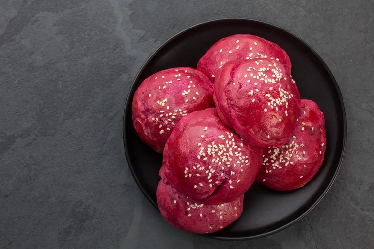 Esta receta de pan de remolacha es ideal para aprovechar remolachas cocidas que hayan quedado de otras preparaciones. Esta receta de pan de remolacha es ideal para aprovechar remolachas cocidas que hayan quedado de otras preparaciones.