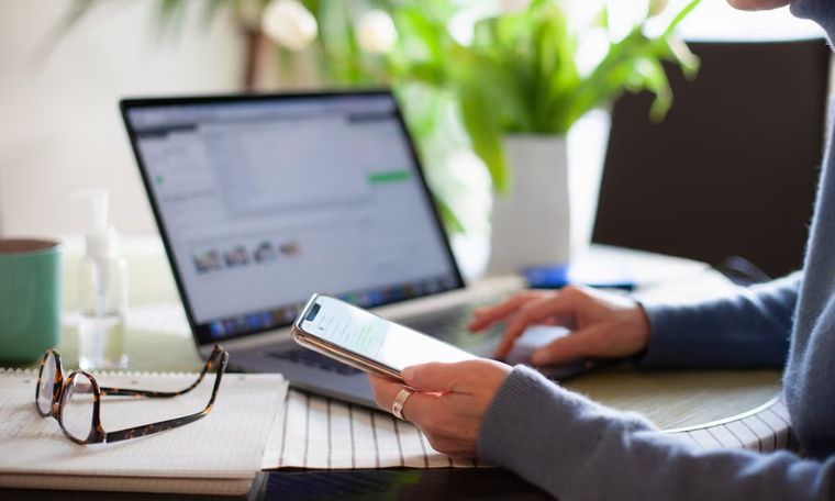 Conecta tu smartphone por Bluetooth y, cuando el sistema detecta que te alejás del equipo, se bloquea de forma automática. Conecta tu smartphone por Bluetooth y, cuando el sistema detecta que te alejás del equipo, se bloquea de forma automática.