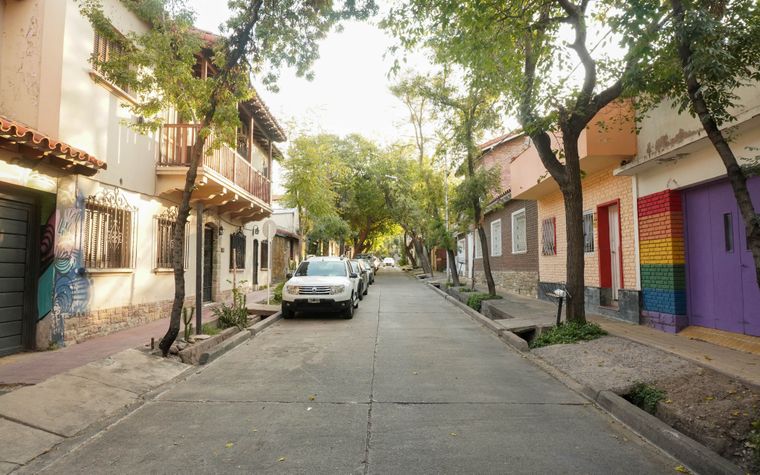 Un callejón breve, casi escondido, que en su nombre guarda una historia que conecta Mendoza con el mundo.