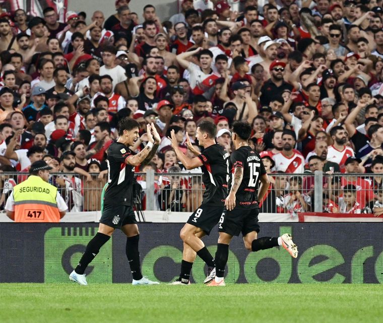 El equipo de Eduardo Domínguez abrió la cuenta temprano por medio de Alexis Castro. Foto: NA