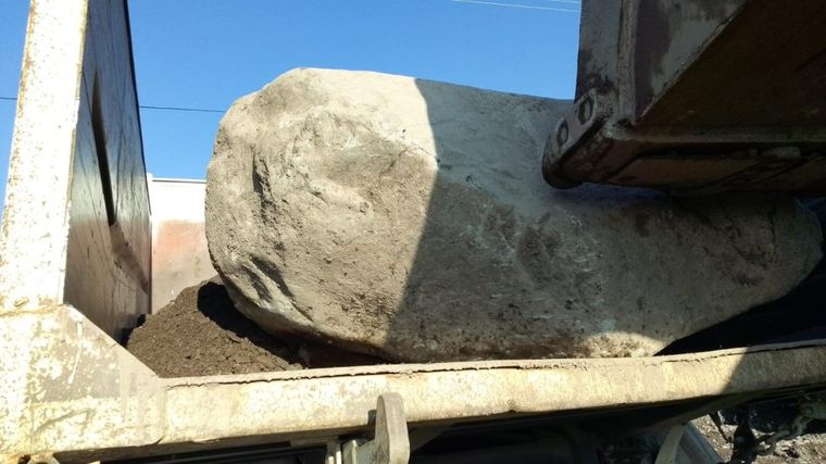 Están colocando grandes rocas para contener los márgenes del canal Cacique Guaymallén. Están colocando grandes rocas para contener los márgenes del canal Cacique Guaymallén.