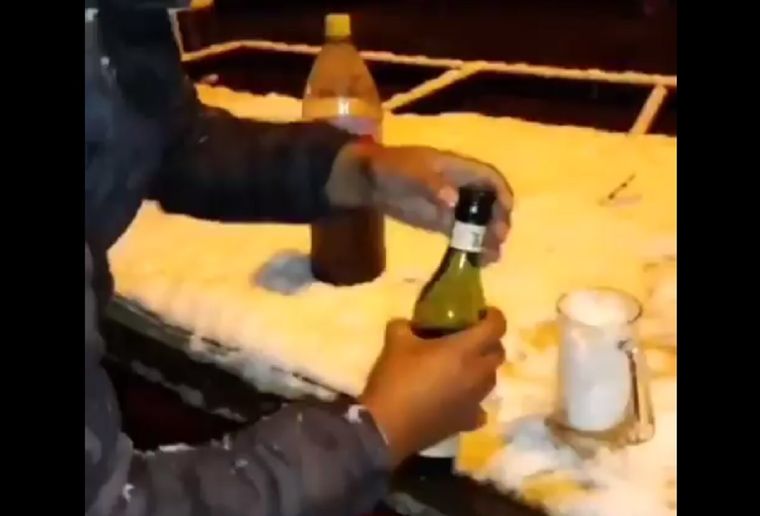 El hombre celebró la caída de nieve con su trago favorito