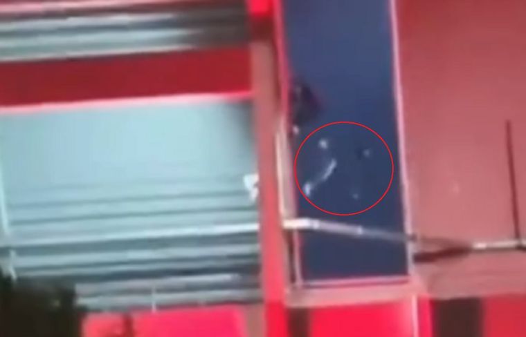 El video difundido muestra el momento en que el hincha cae desde la tribuna del estadio Libertadores de América.