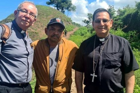 Luis Manuel Díaz (centro) tras ser liberado. Aparece junto al monseñor Francisco Ceballos, obispo de Riohacha, y el monseñor Héctor Henao. Foto: Conferencia episcopal de Colombia