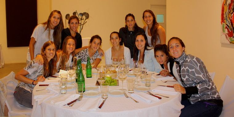 Las deportistas posaron para la foto antes del comienzo de la cena. Foto: Gentileza
