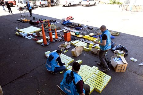 La Policía de la Ciudad realizó allanamientos en los cuarteles truchos que tenía la banda de bomberos en distintos barrios porteños. La Policía de la Ciudad realizó allanamientos en los cuarteles truchos que tenía la banda de bomberos en distintos barrios porteños.