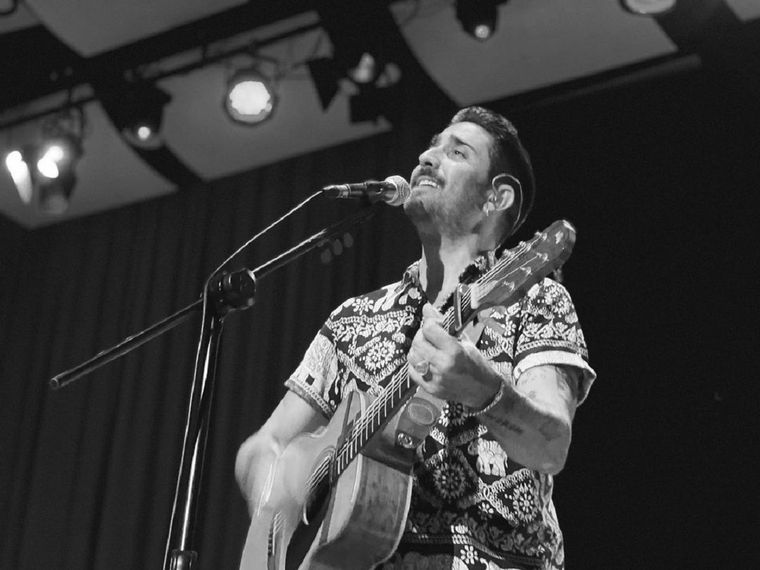 Álex Ubago se dio a conocer en 2001 con la publicación de su álbum debut: ¿Qué pides tú?