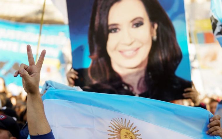 El kirchnerismo convocó a un banderazo para saludar a Cristina Fernández de Kirchner en el Día de la Bandera.